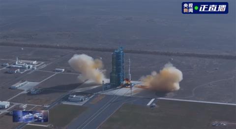 中国首次应急发射！神舟二十二号飞船成功发射 无人状态 满载货物上太空(图2)