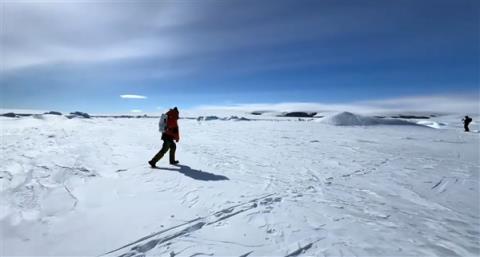 俞敏洪全员信翻车风波后被偶遇:请粉丝吃了三只帝王蟹(图3)