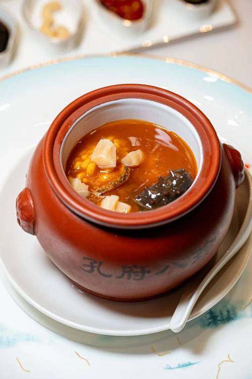 孔府菜的经典菜品?孔府菜的特色和风格可凝练为 名雅 味中 器美 技繁