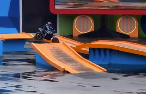 阴沟里翻船 巴西知名特技摩托车手表演秀上撞断脖子身亡(图2)