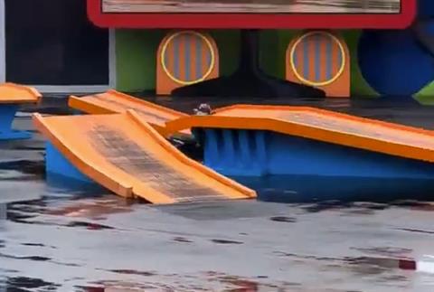 阴沟里翻船 巴西知名特技摩托车手表演秀上撞断脖子身亡(图3)