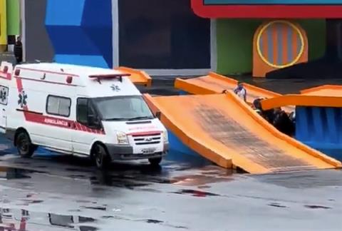 阴沟里翻船 巴西知名特技摩托车手表演秀上撞断脖子身亡(图4)