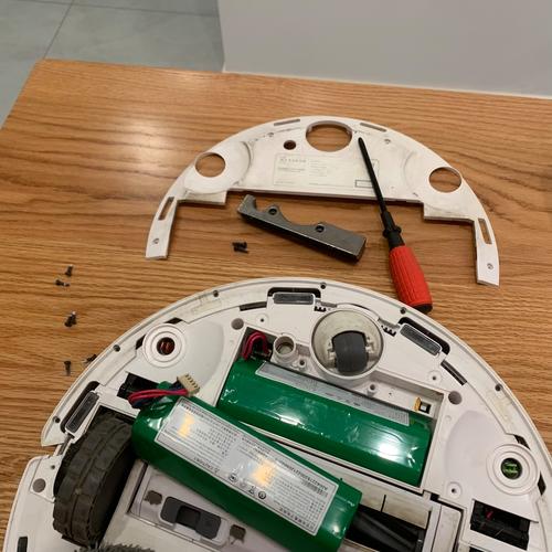 科沃斯扫地机器电池在那个位置安装？科沃斯扫地机cen630电池