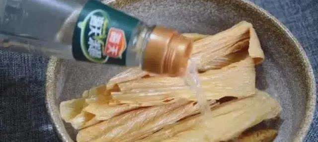 10分钟泡出饭店级腐竹,2个小妙招超实用,软嫩又筋道!