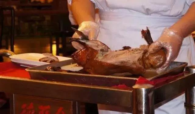 全聚德烤鸭翻车后，炸酱面也让人失望，北京美食咋了？