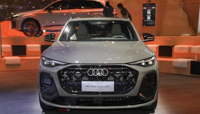 全新奥迪Q5L实车亮相,外观调整,轴距加长,全新内饰布局