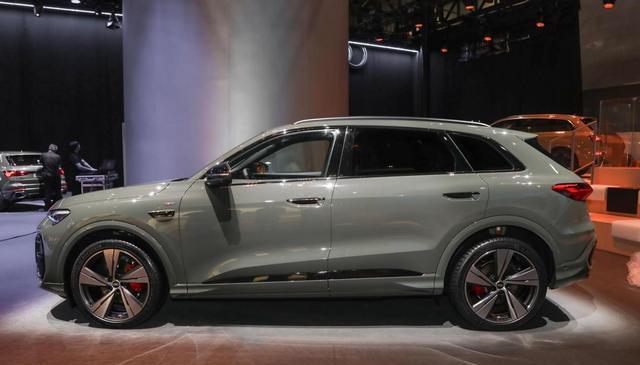 全新奥迪Q5L实车亮相,外观调整,轴距加长,全新内饰布局