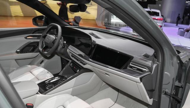 全新奥迪Q5L实车亮相,外观调整,轴距加长,全新内饰布局