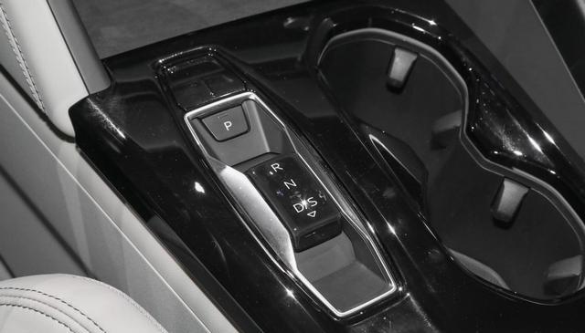 全新奥迪Q5L实车亮相,外观调整,轴距加长,全新内饰布局