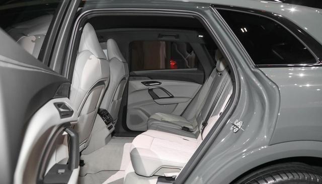 全新奥迪Q5L实车亮相,外观调整,轴距加长,全新内饰布局