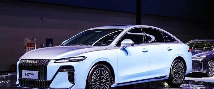 彻底告别“预制菜”,荣威M7首发“活人感”AI车机