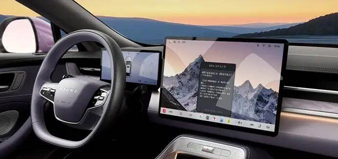 彻底告别“预制菜”,荣威M7首发“活人感”AI车机