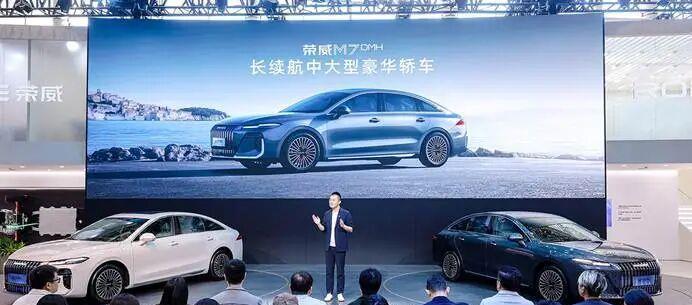 彻底告别“预制菜”,荣威M7首发“活人感”AI车机