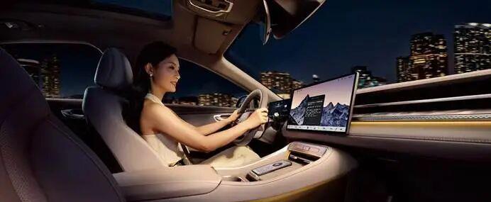 彻底告别“预制菜”,荣威M7首发“活人感”AI车机