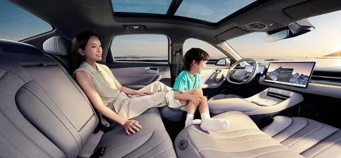 彻底告别“预制菜”,荣威M7首发“活人感”AI车机