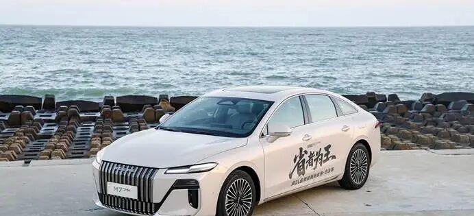 彻底告别“预制菜”,荣威M7首发“活人感”AI车机