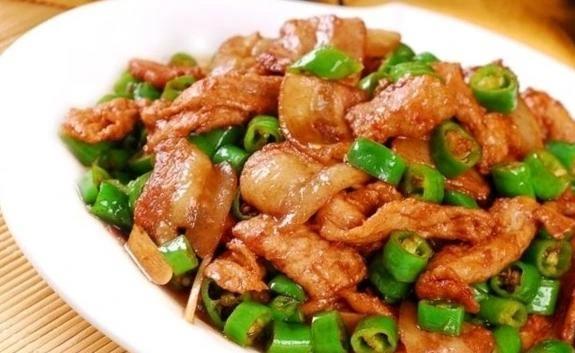五花肉炒辣椒总老又柴，我先盛出炒香再翻炒，反而肥瘦均匀超实惠