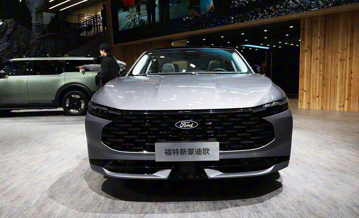 新款福特蒙迪欧实车亮相,换装新前脸,外观很年轻运动