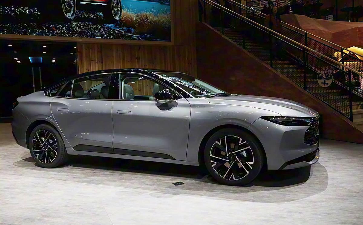 新款福特蒙迪欧实车亮相,换装新前脸,外观很年轻运动