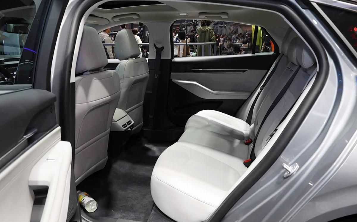 新款福特蒙迪欧实车亮相,换装新前脸,外观很年轻运动