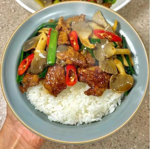 家常菜也能成硬菜？15分钟炒出蒜苗牛肉，香到邻居敲门