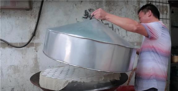 街头夫妻卖8元蒸糕火爆全镇，味道十年如一日，你吃过吗？