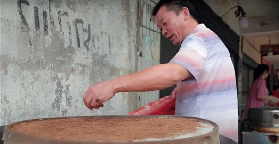 街头夫妻卖8元蒸糕火爆全镇,味道十年如一日,你吃过吗?