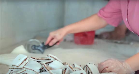 街头夫妻卖8元蒸糕火爆全镇,味道十年如一日,你吃过吗?