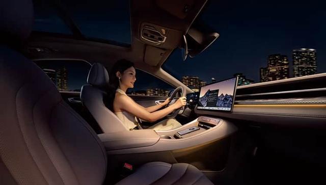 广州车展:荣威M7 DMH携“活人感”AI车机亮相炸场