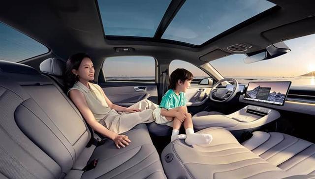 广州车展:荣威M7 DMH携“活人感”AI车机亮相炸场