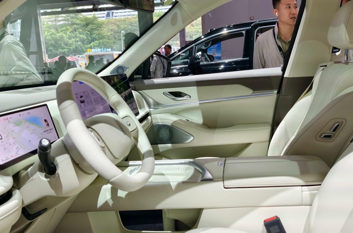 2025广州车展,魏牌很懂广州,更有VLA辅助驾驶大模型的科技进阶