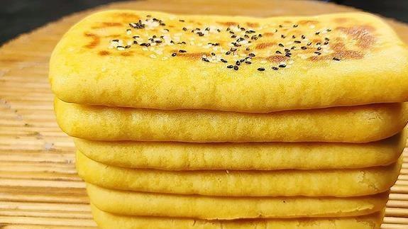 玉米面饼这样做，2个鸡蛋增香，层层酥软，出锅全家抢着吃