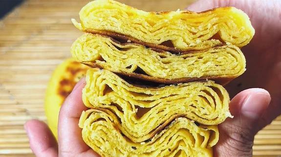 玉米面饼这样做,2个鸡蛋增香,层层酥软,出锅全家抢着吃