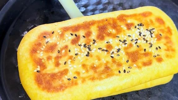 玉米面饼这样做,2个鸡蛋增香,层层酥软,出锅全家抢着吃