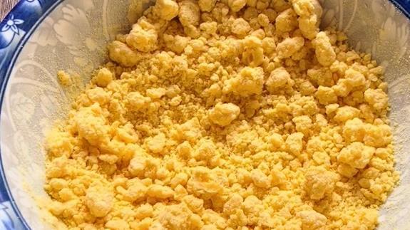 玉米面饼这样做,2个鸡蛋增香,层层酥软,出锅全家抢着吃