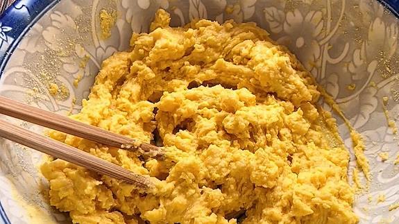 玉米面饼这样做,2个鸡蛋增香,层层酥软,出锅全家抢着吃