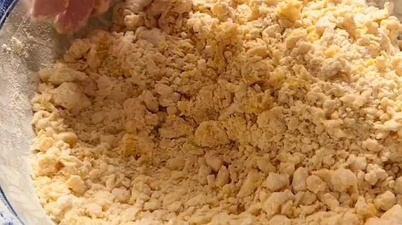 玉米面饼这样做,2个鸡蛋增香,层层酥软,出锅全家抢着吃