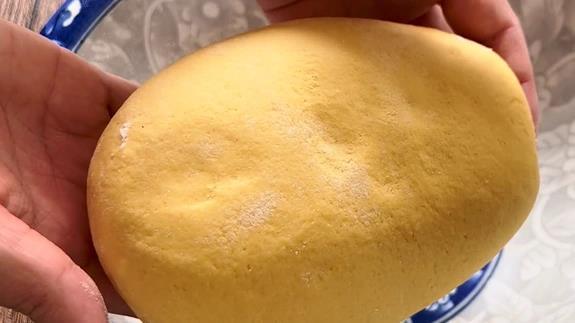 玉米面饼这样做,2个鸡蛋增香,层层酥软,出锅全家抢着吃