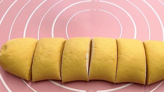 玉米面饼这样做,2个鸡蛋增香,层层酥软,出锅全家抢着吃