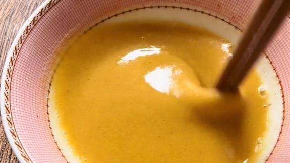 玉米面饼这样做,2个鸡蛋增香,层层酥软,出锅全家抢着吃