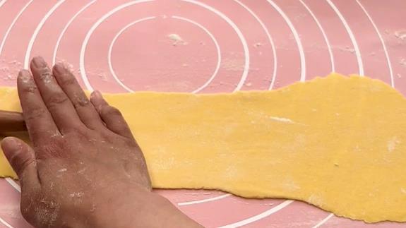 玉米面饼这样做,2个鸡蛋增香,层层酥软,出锅全家抢着吃