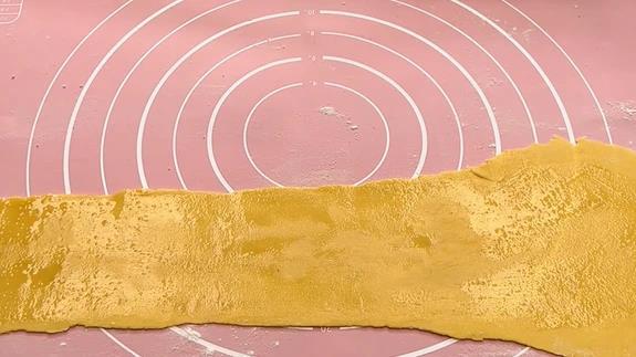 玉米面饼这样做,2个鸡蛋增香,层层酥软,出锅全家抢着吃