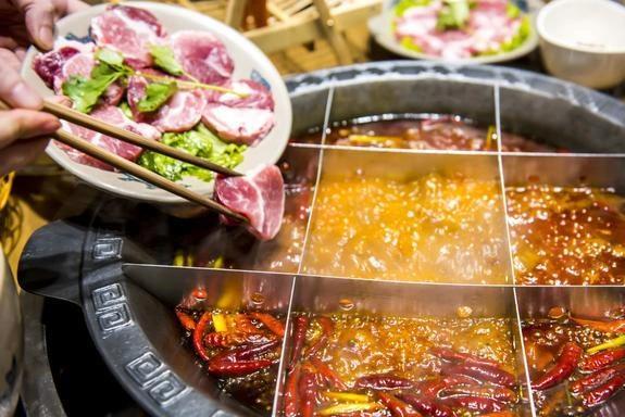 火锅辣到冒汗怎么办？白开水没用，这3种饮料最解辣