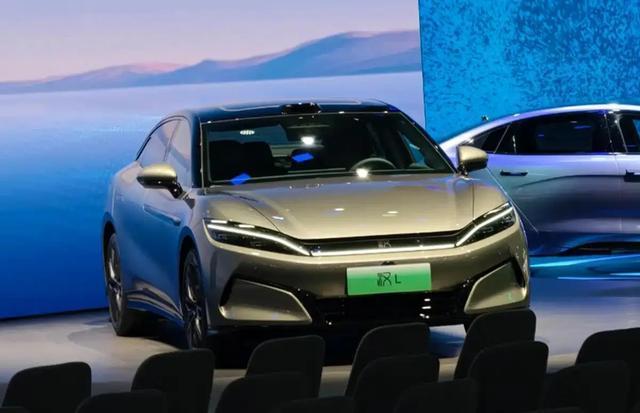 20万预备颤抖:比亚迪汉L这次升级,不只是换颜色这么简单