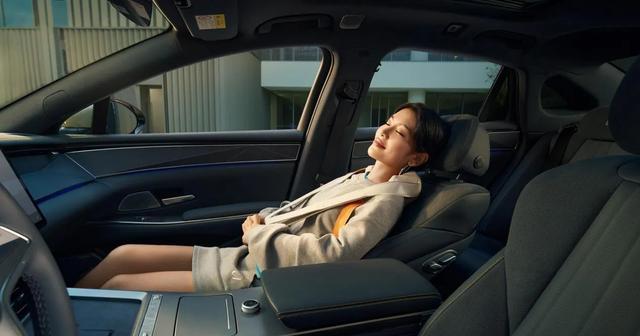 20万预备颤抖:比亚迪汉L这次升级,不只是换颜色这么简单