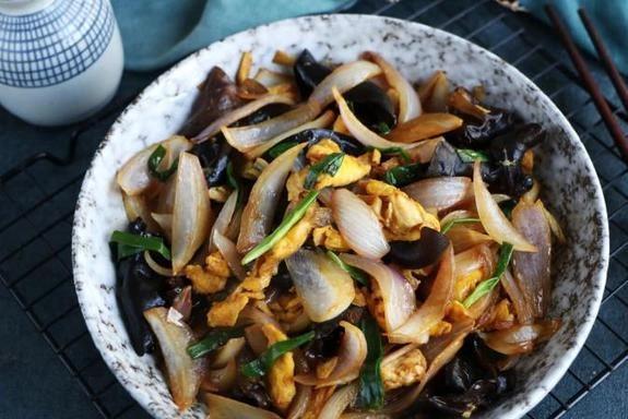 洋葱木耳炒鸡蛋，简单10分钟上桌，营养却完爆大鱼大肉！