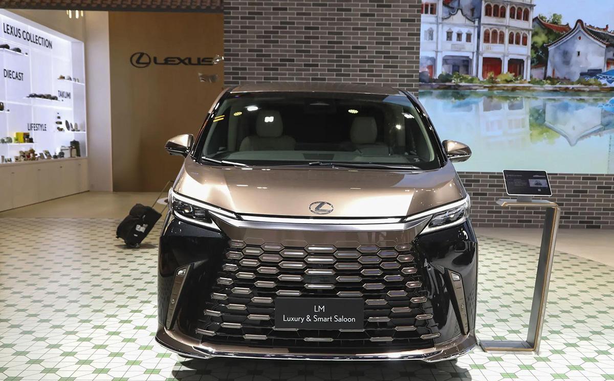 雷克萨斯LM特别版亮相,外观很霸气,侧滑门,双色车漆,2+2座椅