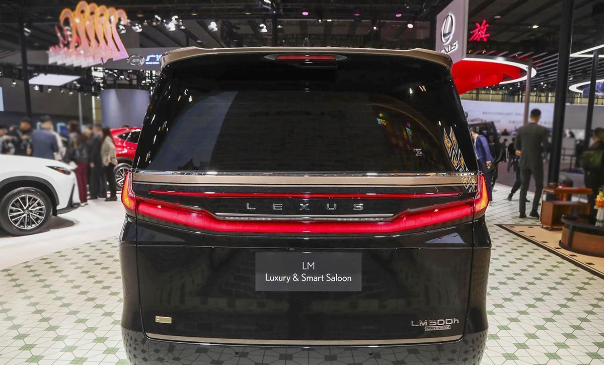 雷克萨斯LM特别版亮相,外观很霸气,侧滑门,双色车漆,2+2座椅