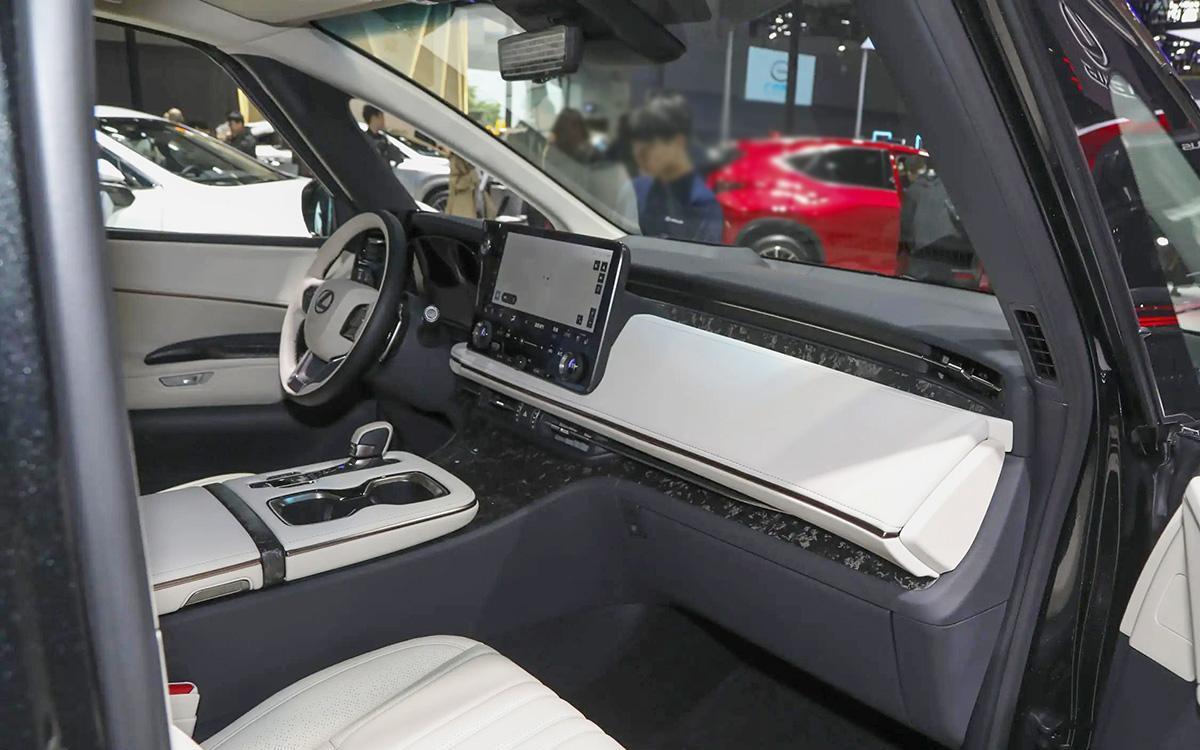 雷克萨斯LM特别版亮相,外观很霸气,侧滑门,双色车漆,2+2座椅