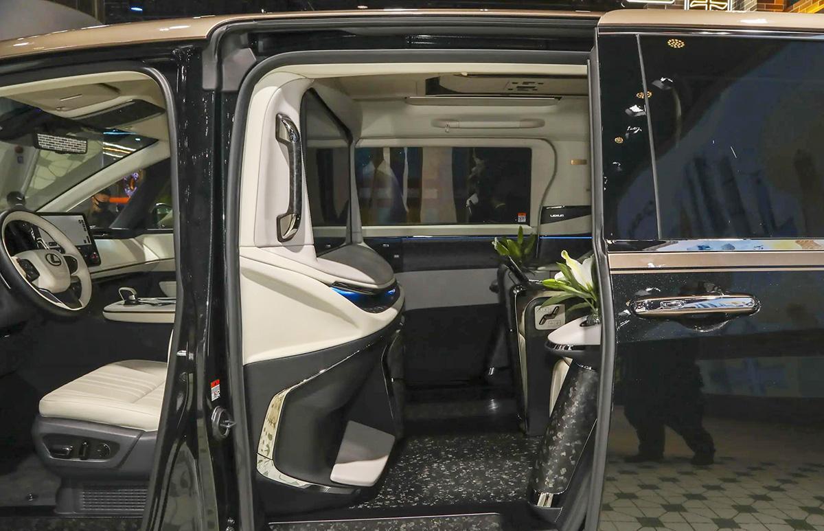 雷克萨斯LM特别版亮相,外观很霸气,侧滑门,双色车漆,2+2座椅